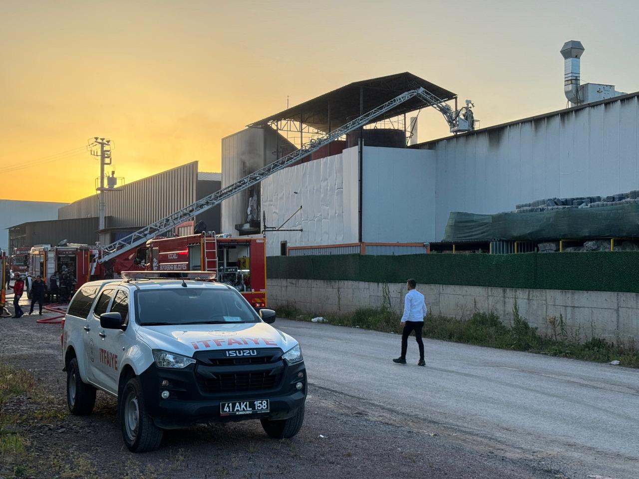 Kocaeli'ndeki madeni yağ fabrikasında yangın!