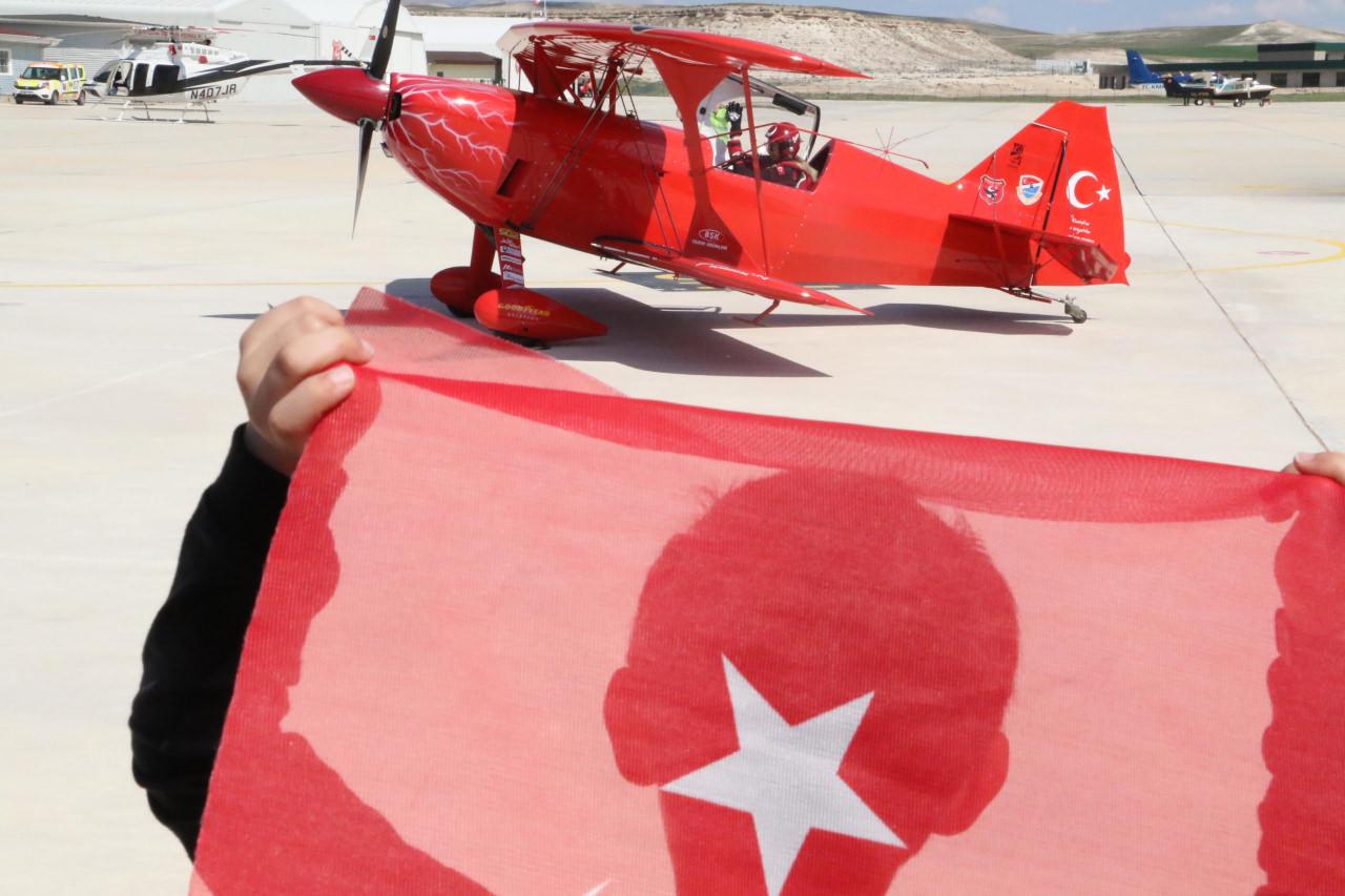 Türkiye'nin ilk kadın akrobasi pilotu Semin Öztürk’ten çocuklara özel gösteri