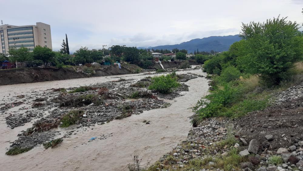 Hatay'da sel yolu ikiye böldü