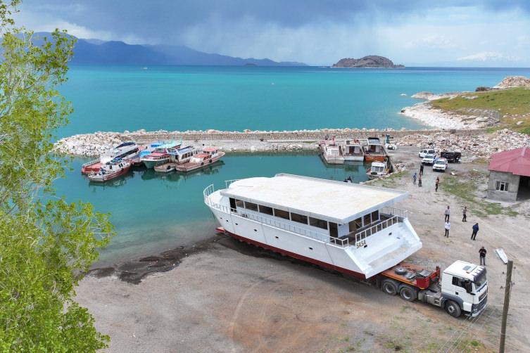 110 tonluk gezi teknesi 8 saatte Van Gölü'ne ulaştırıldı