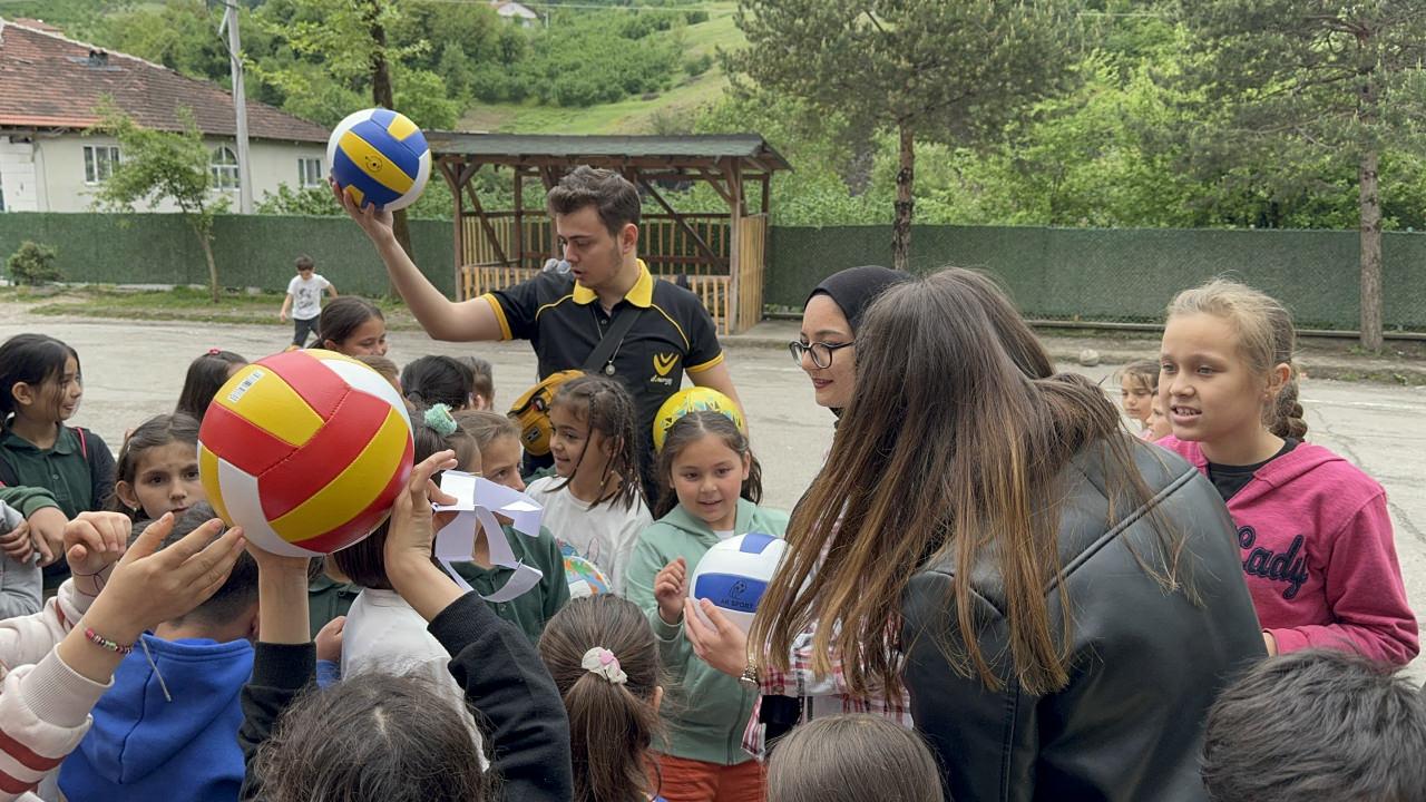 Düzce’de voleybol topunu elleriyle diken öğretmene duygulandıran sürpriz