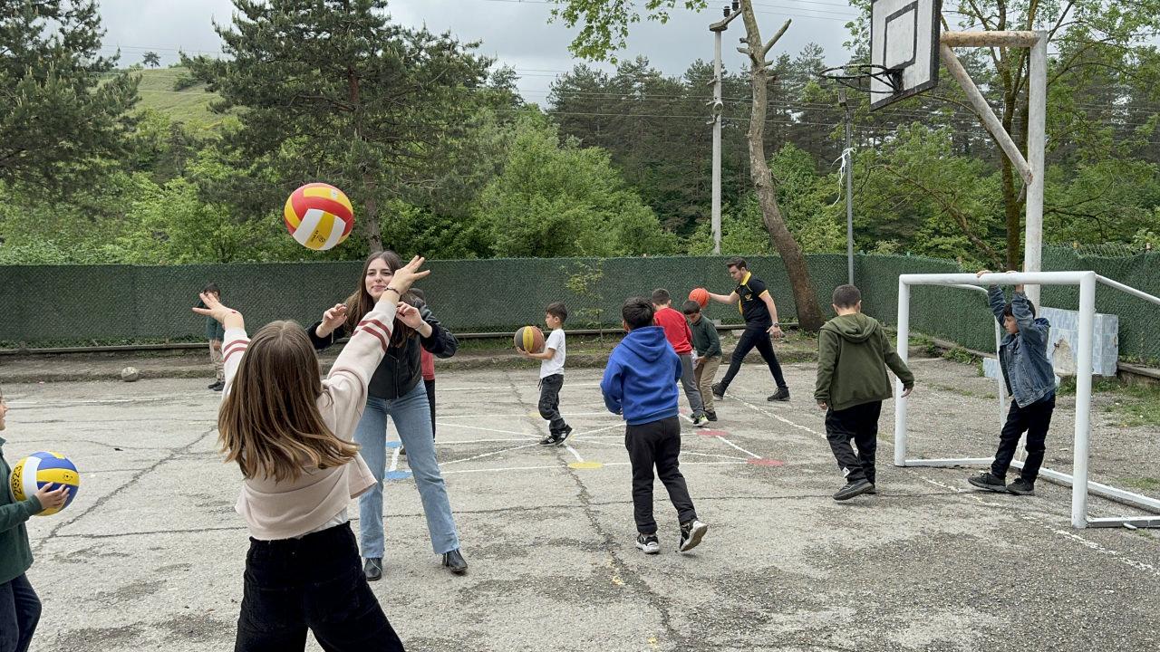 Düzce’de voleybol topunu elleriyle diken öğretmene duygulandıran sürpriz