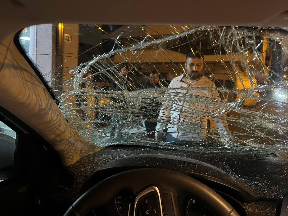 Bunu da gördük! Seyir halindeki araca at çarptı