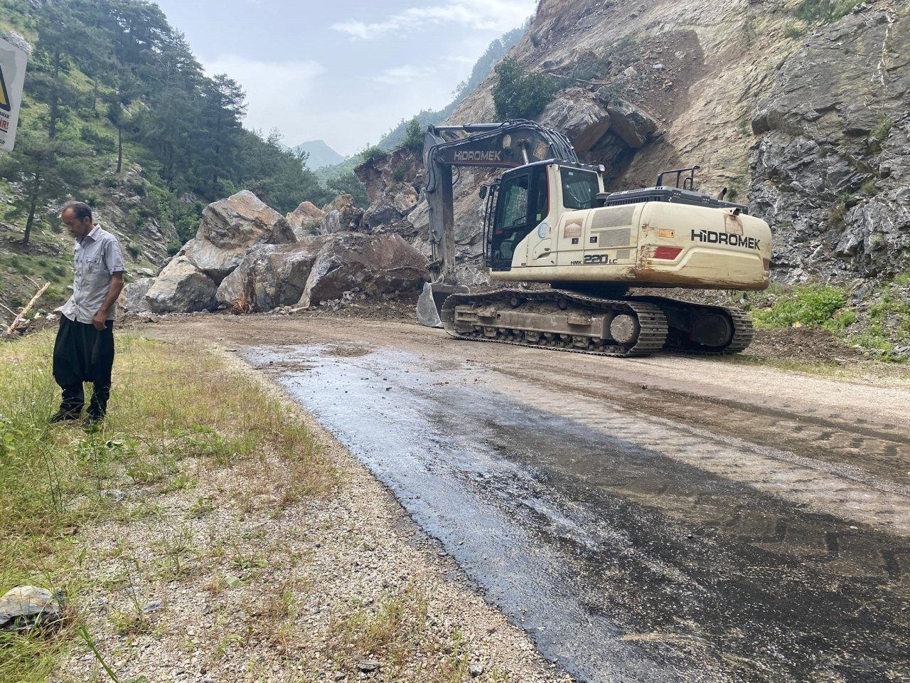 Dev kayalar yolu ulaşıma kapattı