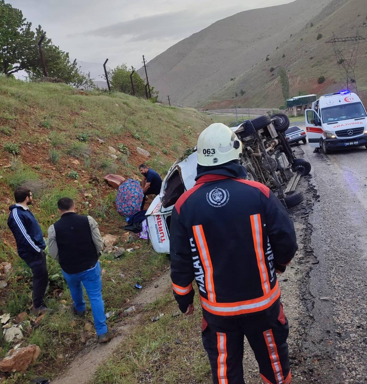 Malatya'da yolcu minibüsü devrildi: 12 yaralı