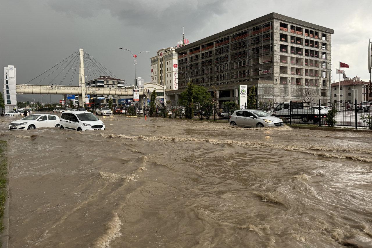 Elazığ dolu ve sağanağa teslim oldu