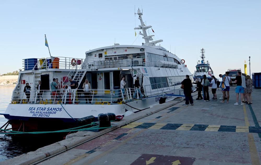 Kuşadası'ndan Sisam'a olan feribot seferlerine yoğun ilgi