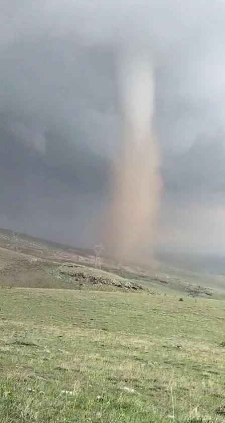 Erzurum'da hortum oluştu: Evlerin çatıları zarar gördü