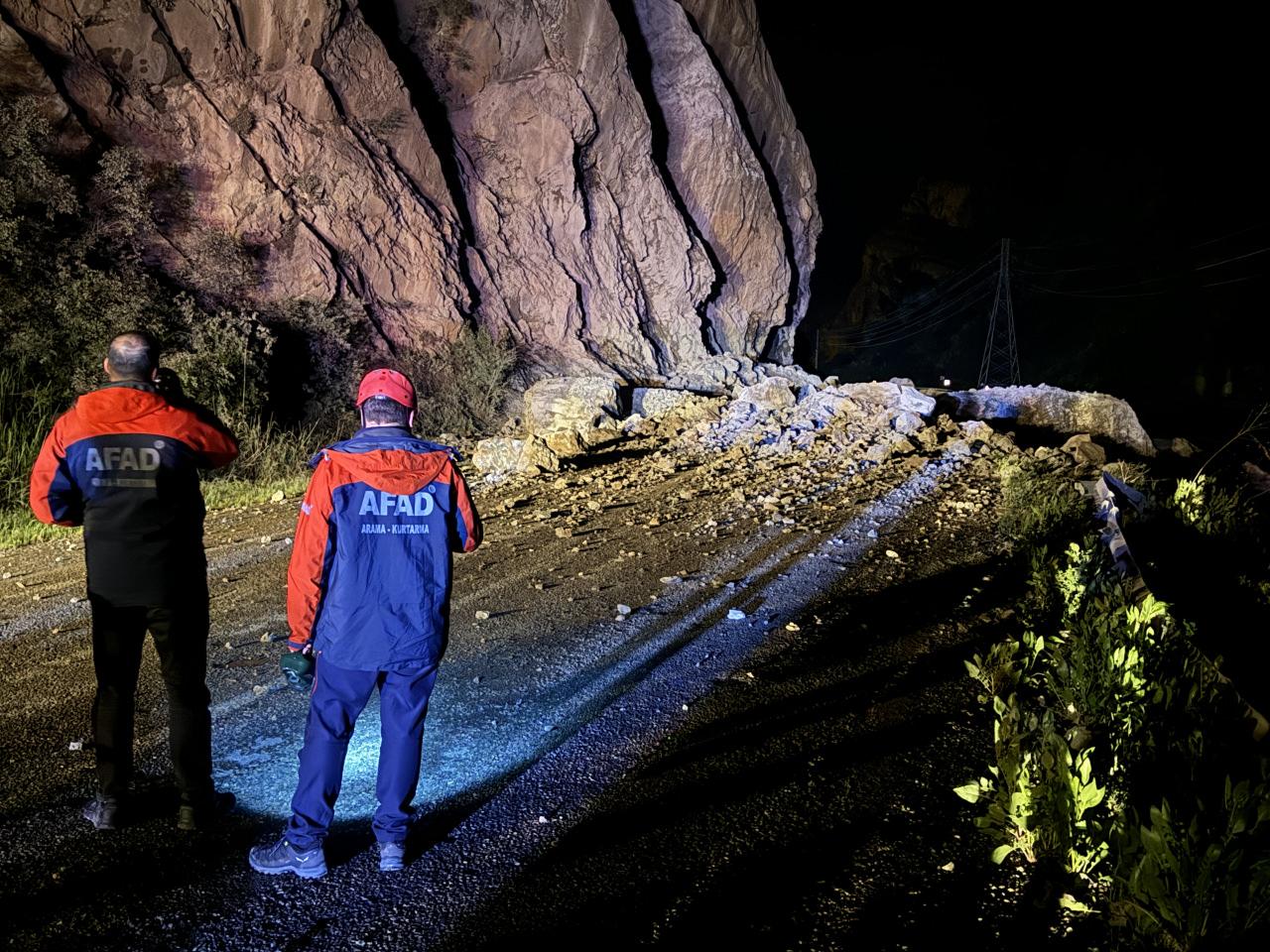 Hakkari-Çukurca kara yolu dağdan düşen kaya parçaları nedeniyle kapandı