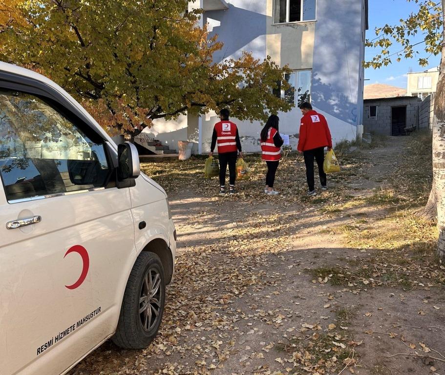 Kızılay Başkanı Çağlar Toğal, Adilcevaz'da Yardımda Bulundu